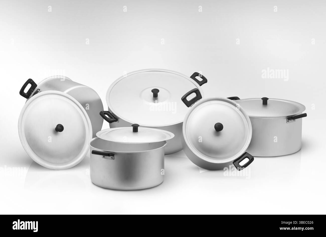 Diverse pentole su sfondo chiaro Foto Stock