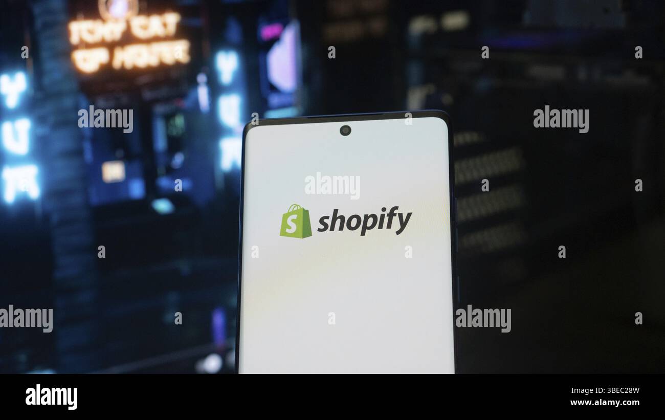 Dhaka, Bangladesh 04 maggio 2025: Il logo di shopify è visualizzato sullo schermo di un telefono cellulare Foto Stock