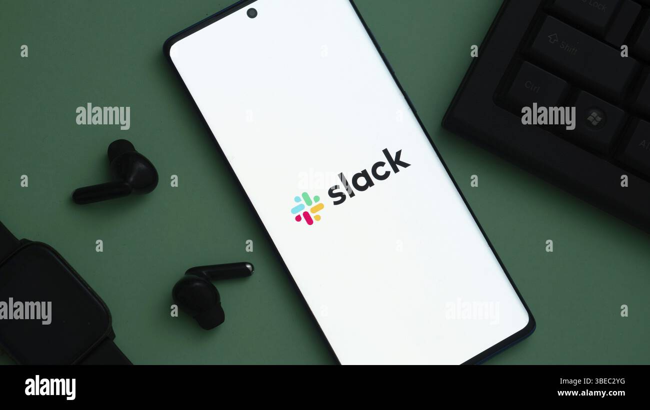 Dhaka, Bangladesh, 3 maggio 2025: Telefono cellulare con logo della società di software americana Slack Technologies LLC sullo schermo davanti al sito web Foto Stock