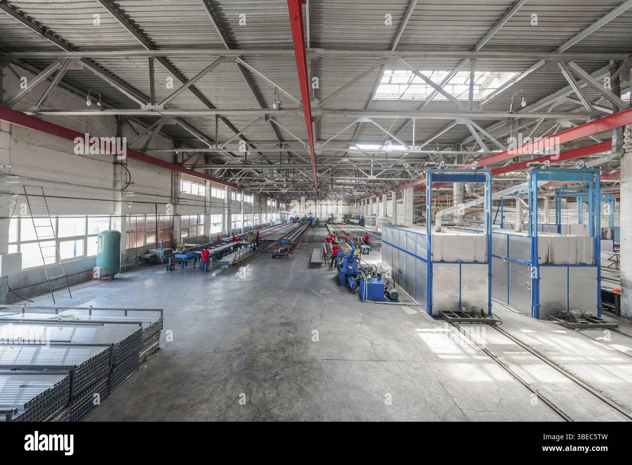 Officina per la produzione di profili in alluminio. panoramica dell'officina Foto Stock