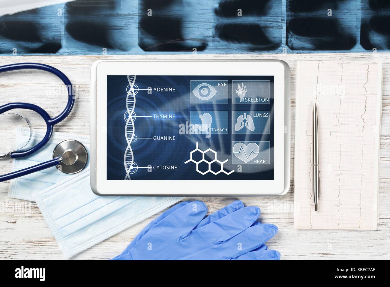 Moderno programma di assicurazione sanitaria sociale. Tablet con interfaccia per applicazioni sanitarie sullo schermo. Stetoscopio, immagine radiologica ed elettrocardiogramma su WO Foto Stock