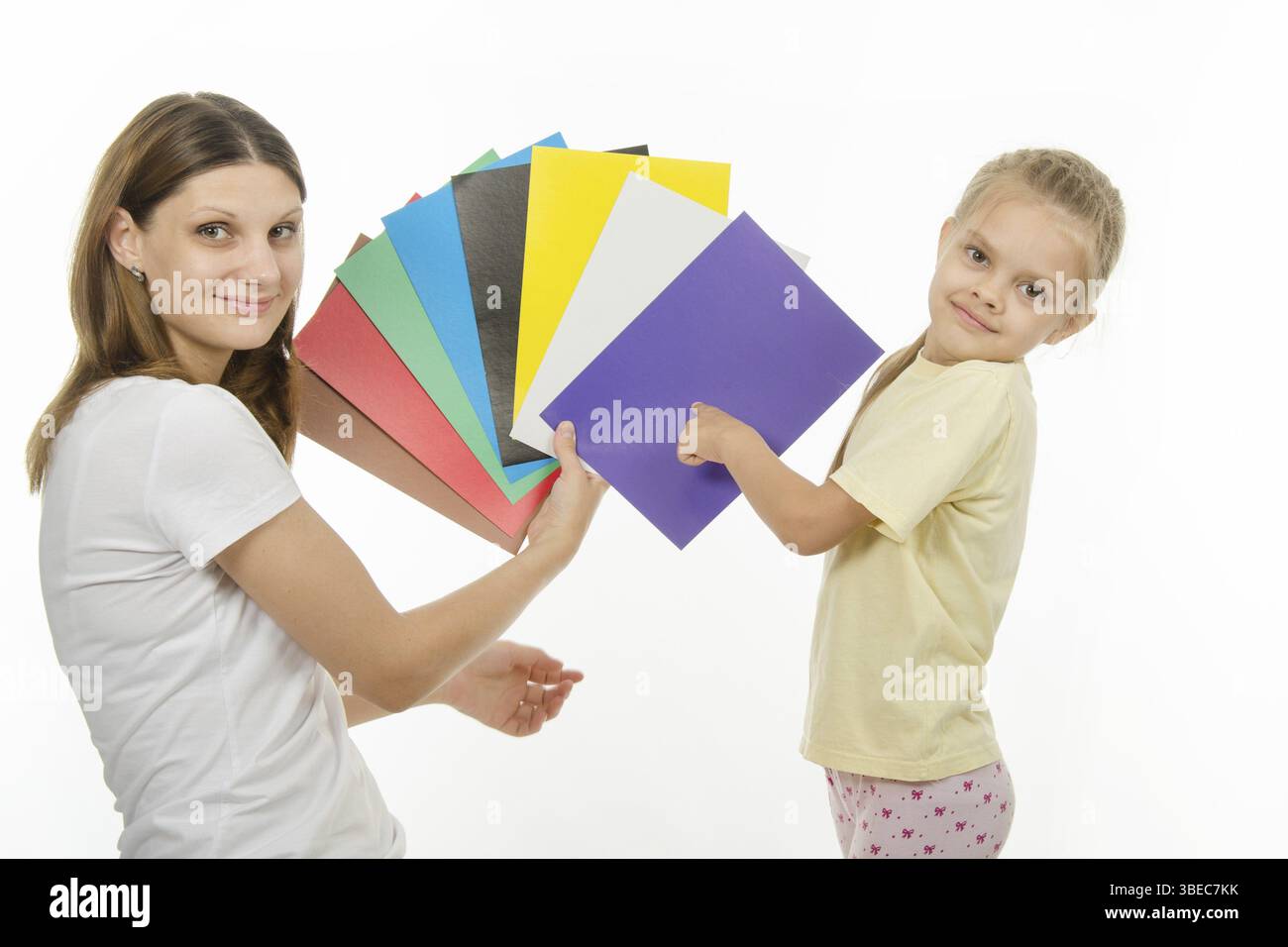 La ragazza mostra le foto della ragazza con i fiori, e la ragazza ha detto che colore hanno le foto Foto Stock