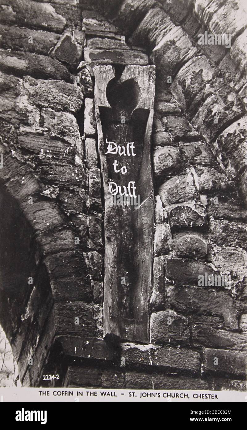 Una bara medievale, dissepolta nel 1840, fu posta nelle mura delle rovine di San Giovanni Battista, Chester. La scritta è probabilmente vittoriana. Foto Stock