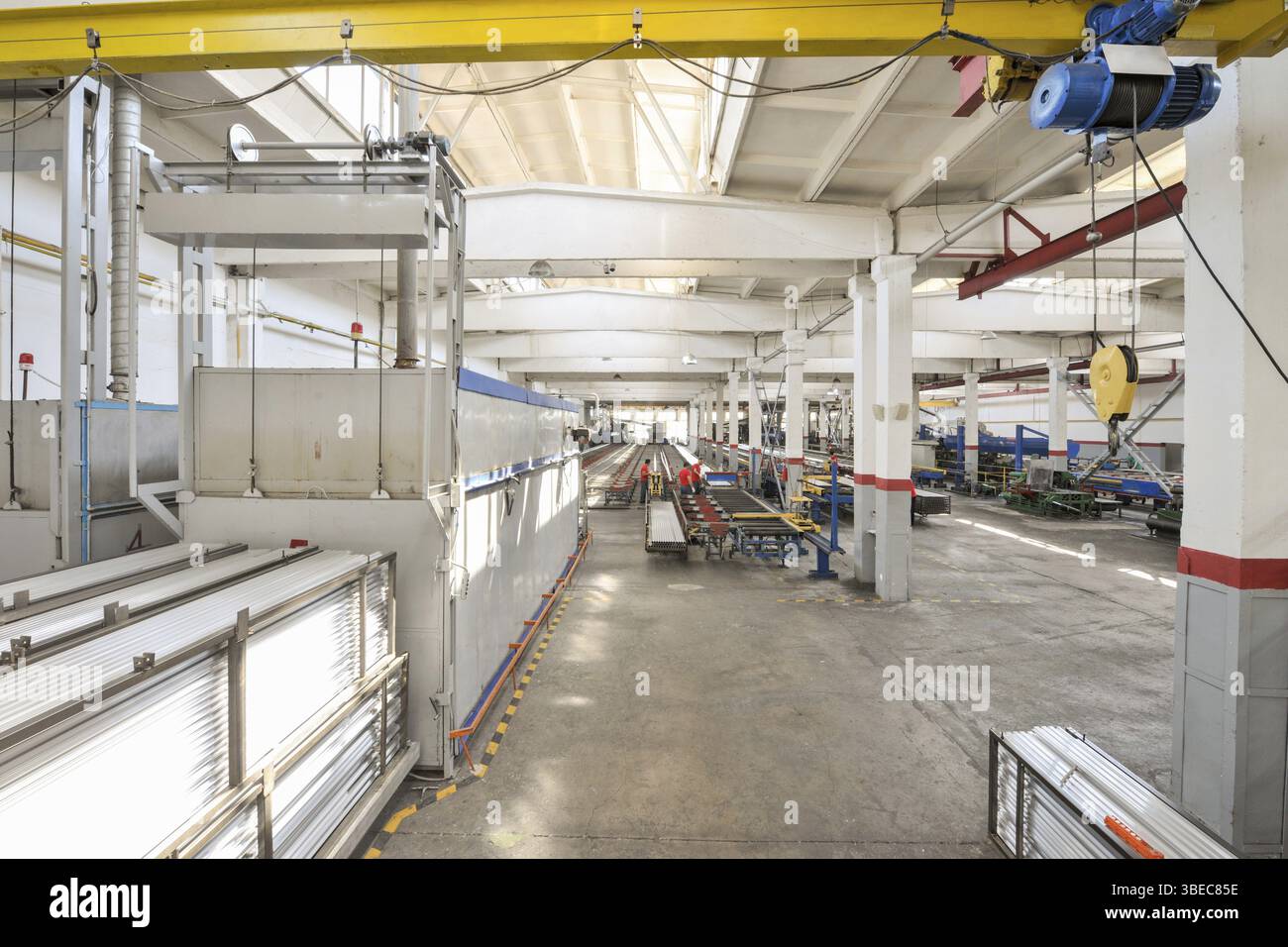 Produzione di profili in alluminio per finestre e porte Foto Stock