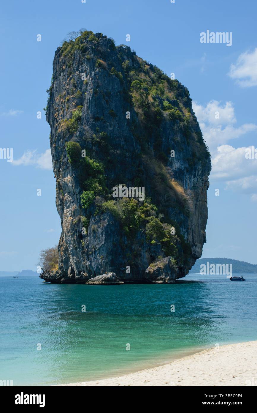 Isola rocciosa di montagna da Thale Waek, Koh Phi Phi, Krabi. Thailandia Foto Stock