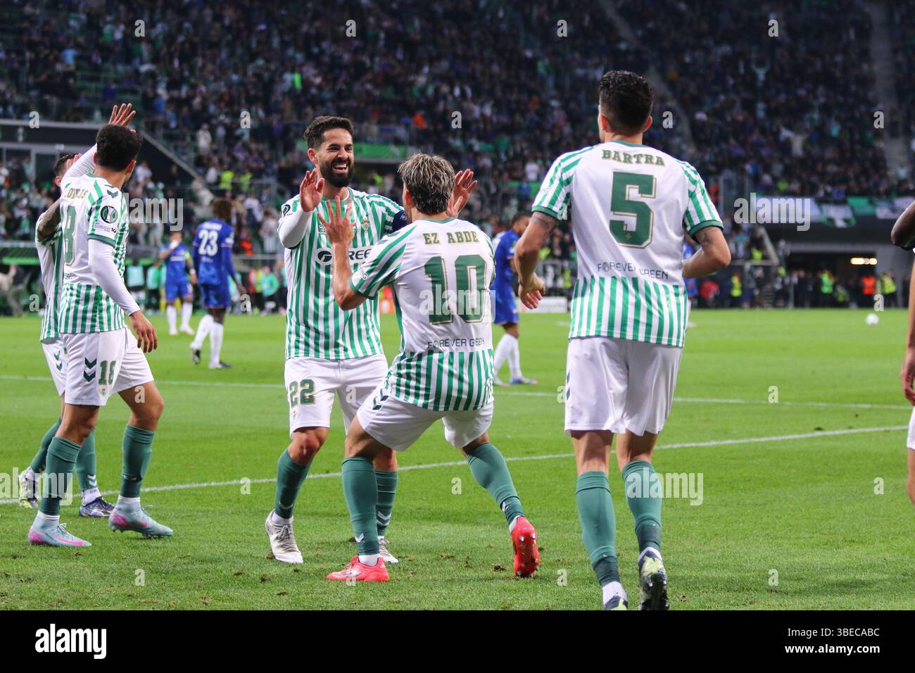Breslavia, Polonia. 28 maggio 2025. I giocatori del Real Betis festeggiano dopo aver segnato un gol durante la finale di UEFA Conference League contro il Chelsea allo Stadion Wroclaw, in Polonia. Crediti: Oleksandr Prykhodko/Alamy Live News Foto Stock