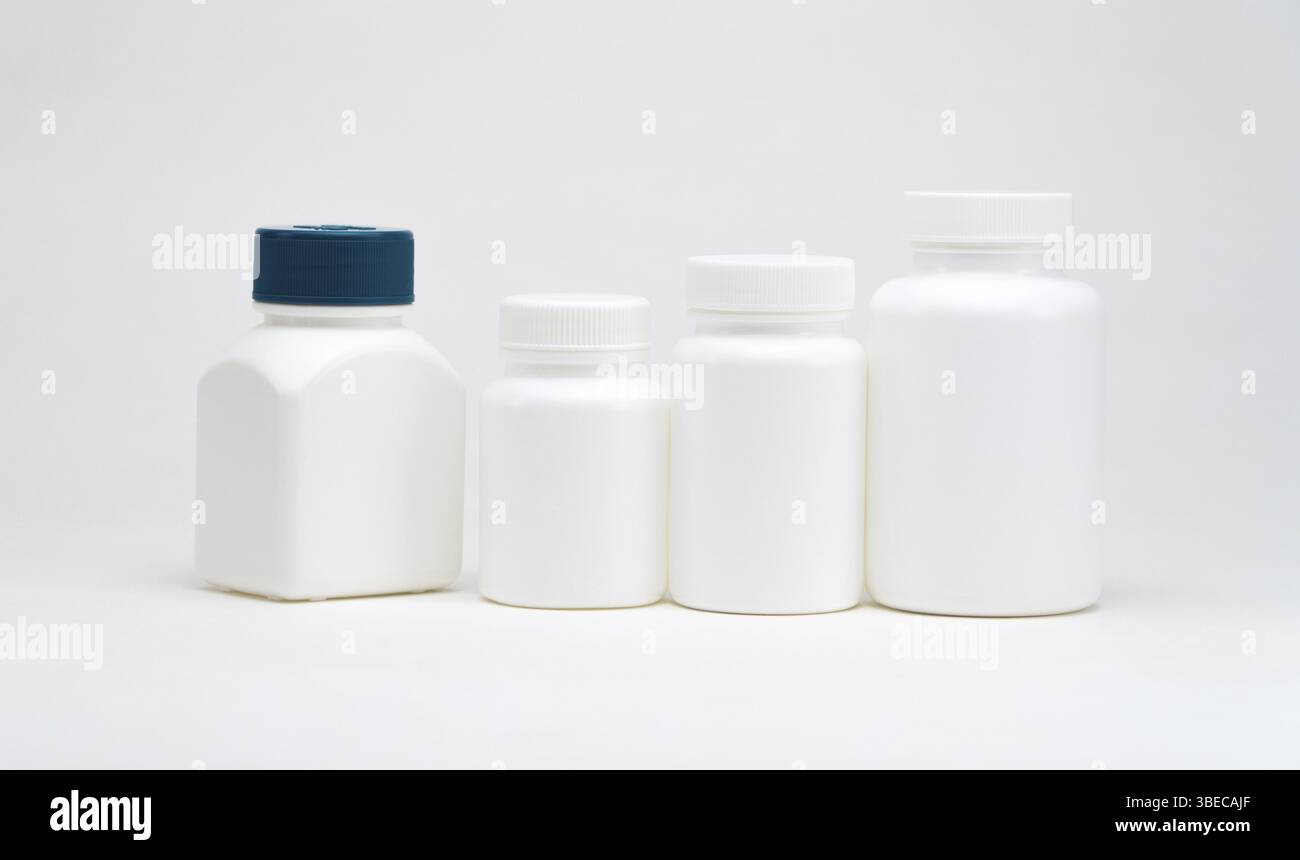 Vasetti in plastica bianca su sfondo bianco. Isolato Foto Stock