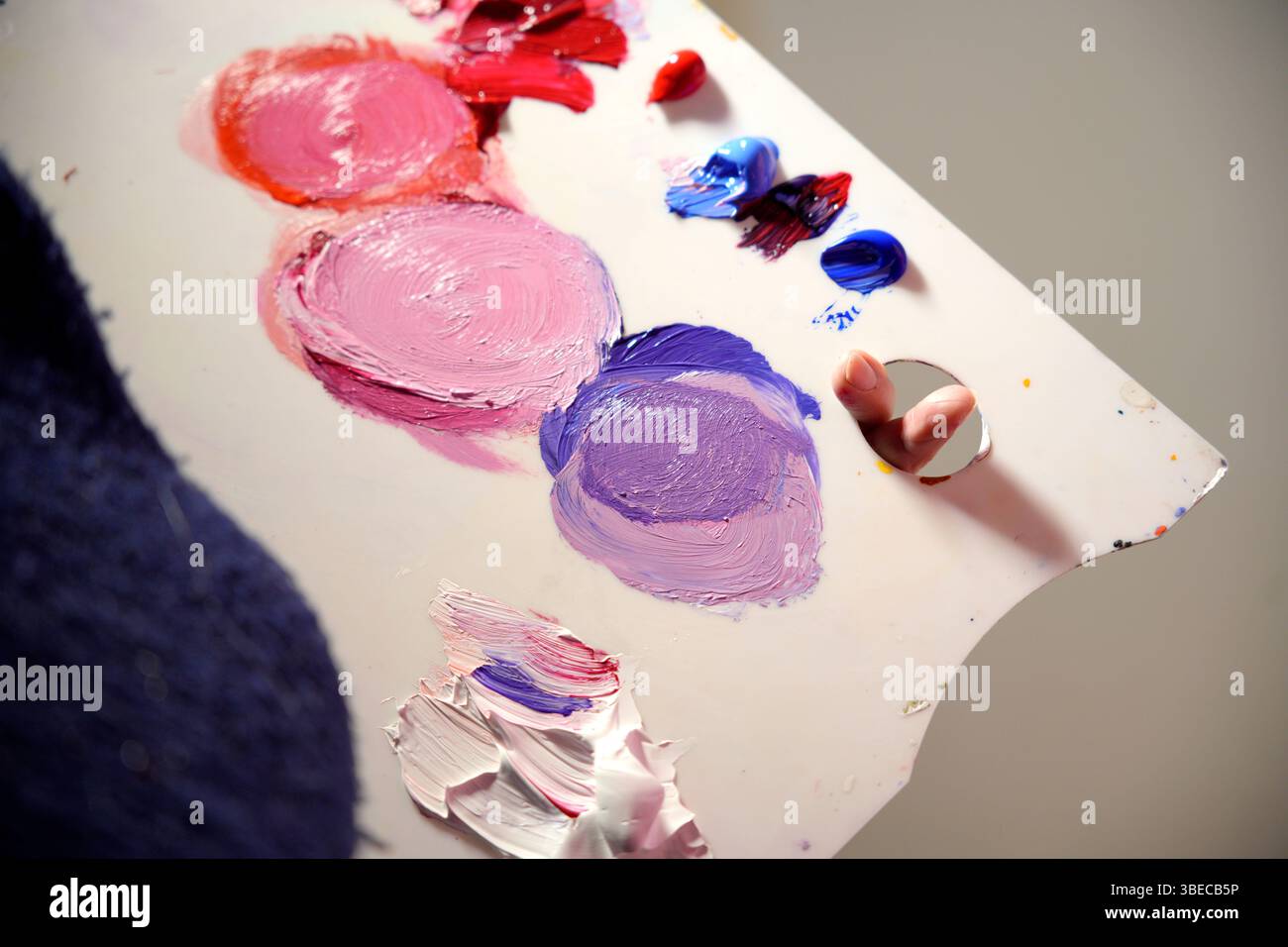 tavolozza artistica con vernice in tonalità lilla Foto Stock
