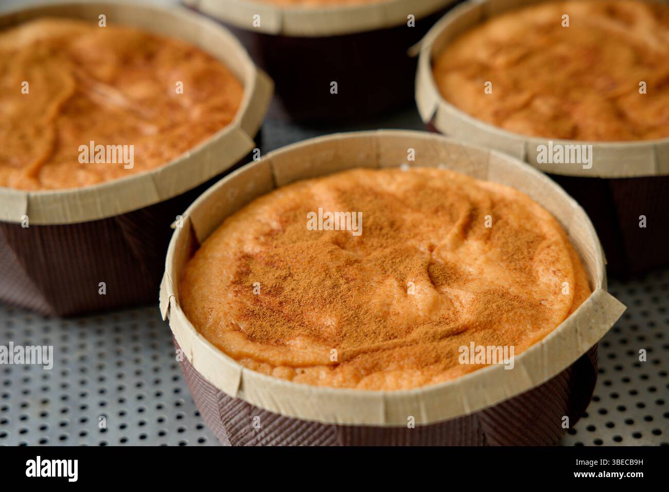 torte non decorate nella confezione della panetteria Foto Stock