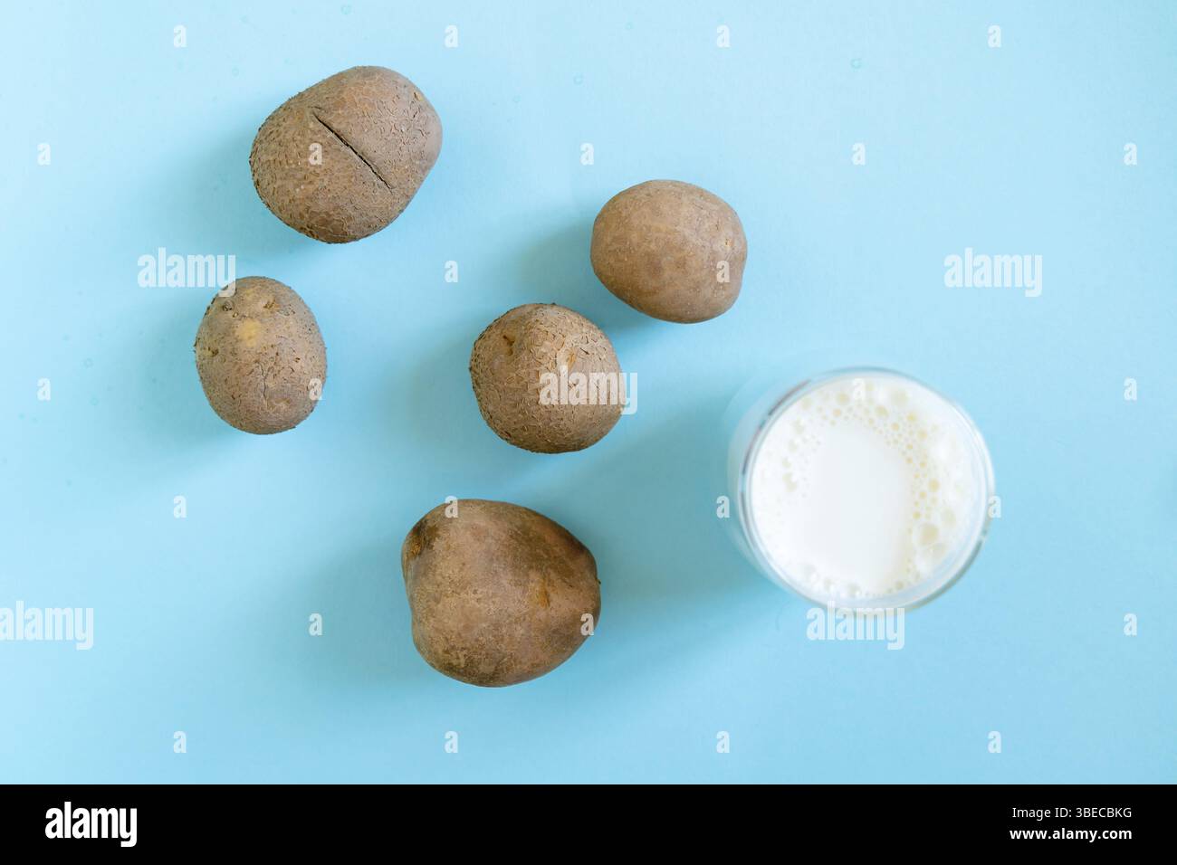 Foto del latte di patate su sfondo in legno. Bicchiere di latte alternativo. Bevanda vegetariana a base vegetale. Bevanda senza lattosio. Foto Stock