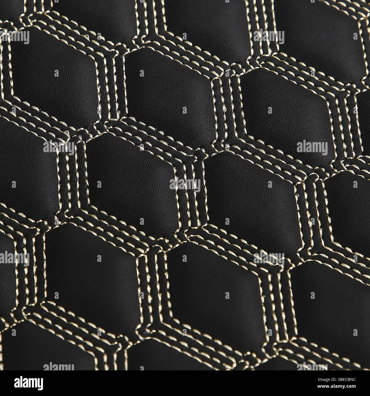 Texture di fondo in pelle nera con motivo quadrato e punto, macro Foto Stock