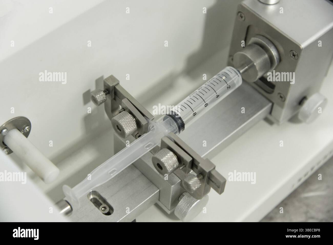 Un primo piano della produzione e del test di siringhe e contagocce medicali Foto Stock