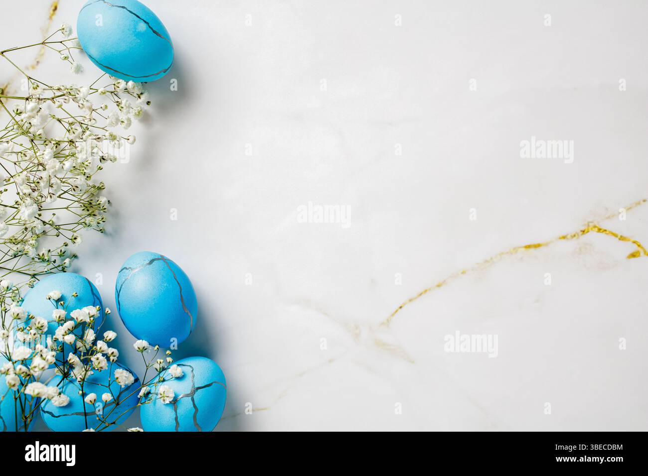 Sfondo bianco con uova blu e fiori bianchi. Concetto di buona Pasqua. Foto Stock