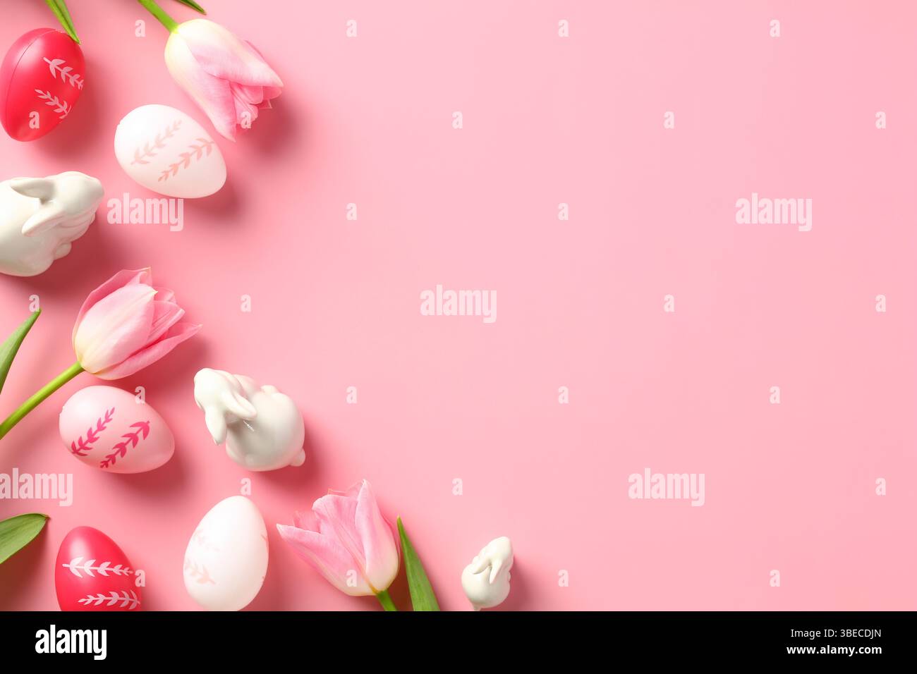 Modello di biglietto di auguri di buona Pasqua con tulipani e uova di Pasqua colorate su sfondo rosa. Foto Stock