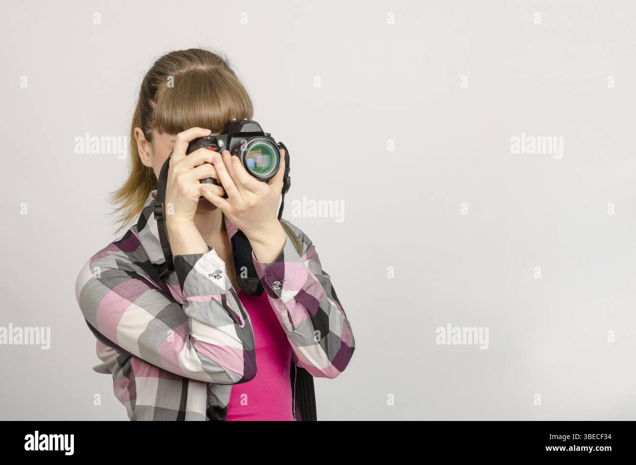 Ritratto di una ragazza il fotografo fotografare la fotocamera Foto Stock