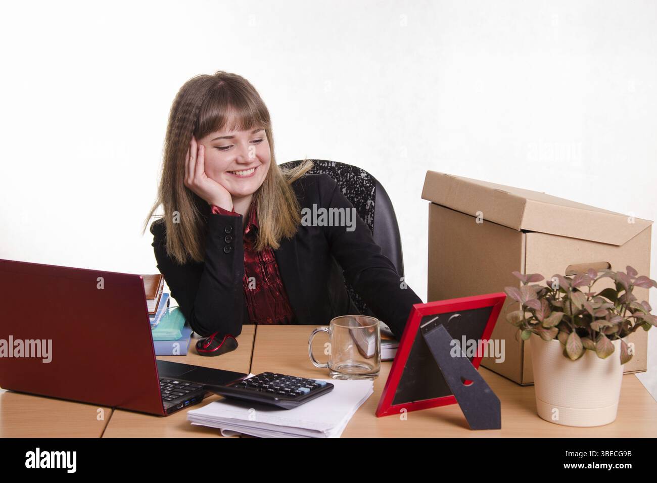 Ufficio sorridente dipendente guarda la cornice immagine Foto Stock