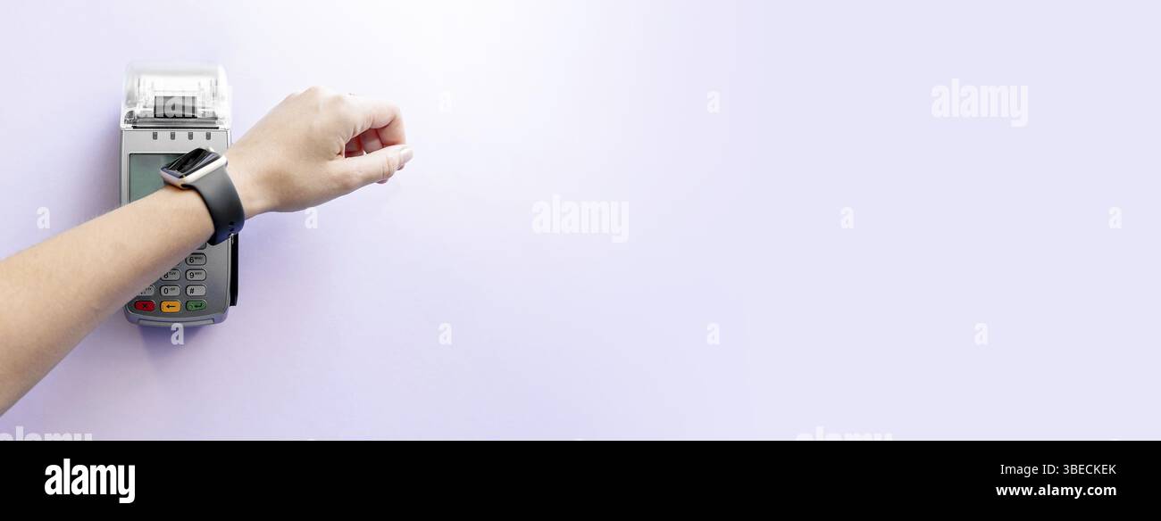 Vista dall'alto del pagamento senza contatto con Smart Watch. Tecnologia di paypass. Foto Stock
