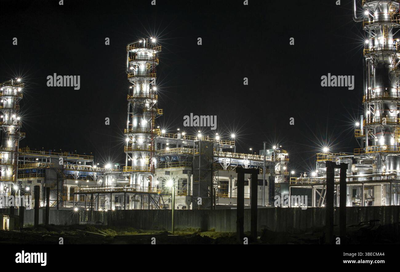 La raffineria di petrolio di notte Foto Stock