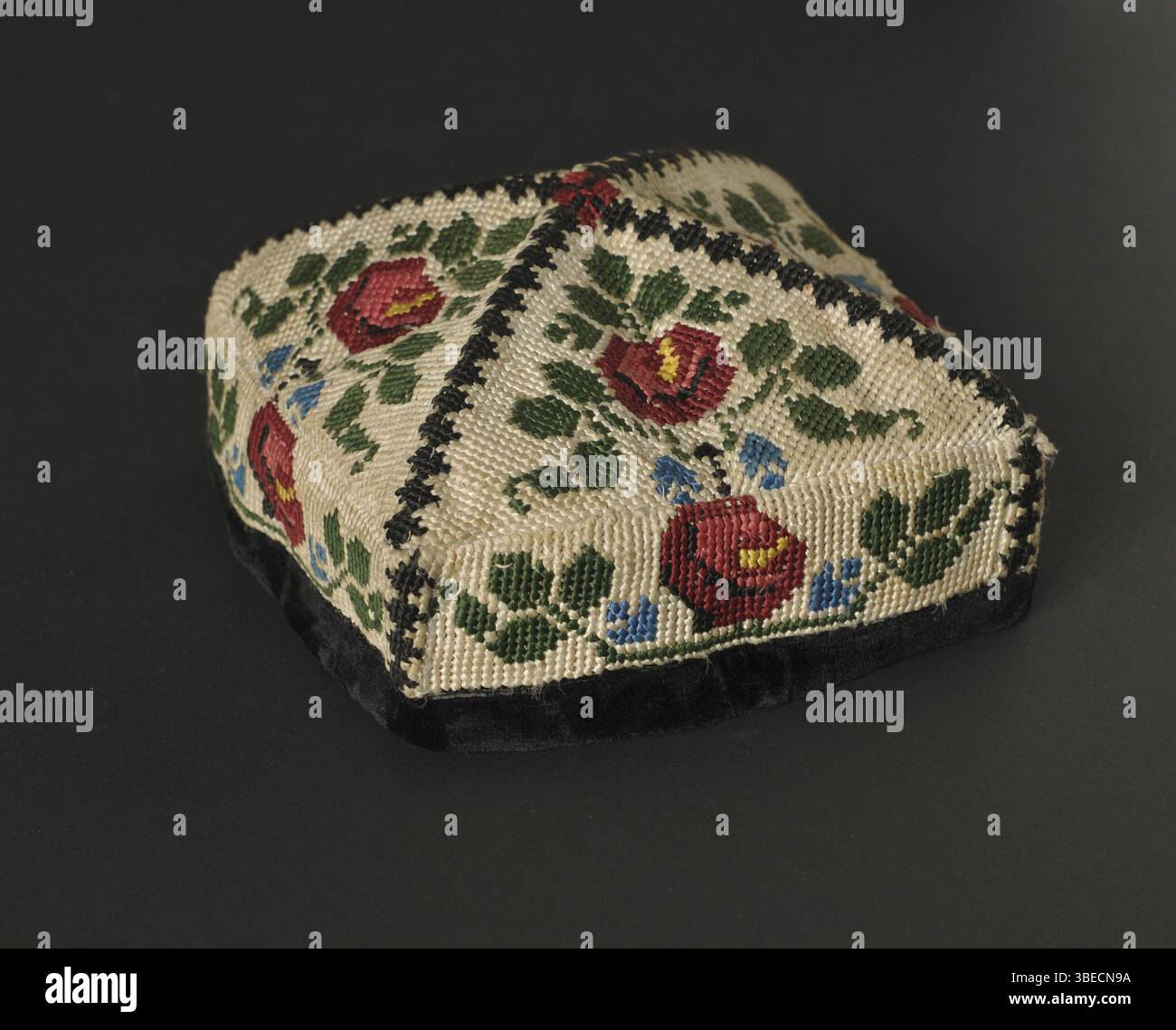 Colorato berretto asiatico tradizionale su sfondo scuro Foto Stock