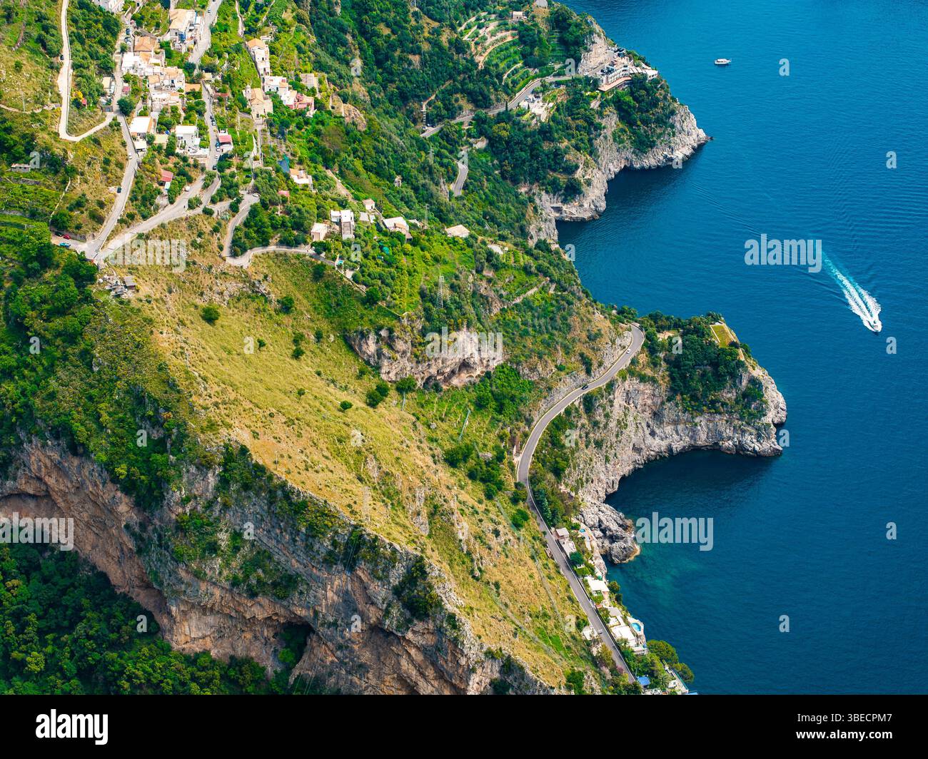 Vista aerea della Costiera Amalfitana con scogliere, colline e Mar Tirreno Foto Stock