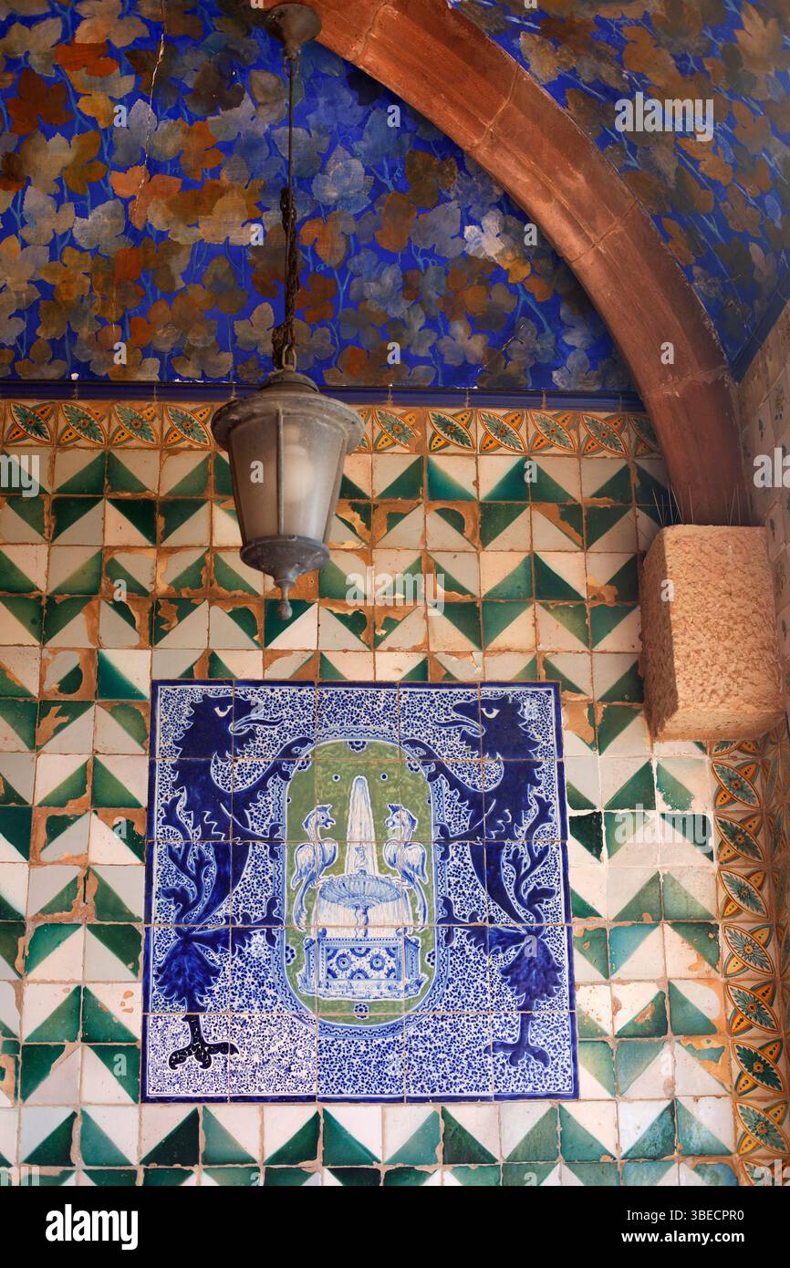Spagna, Sitges, Palazzo Maricel (1910-1918), casa di Charles Deering, interni con splendide piastrelle blu. Foto Stock