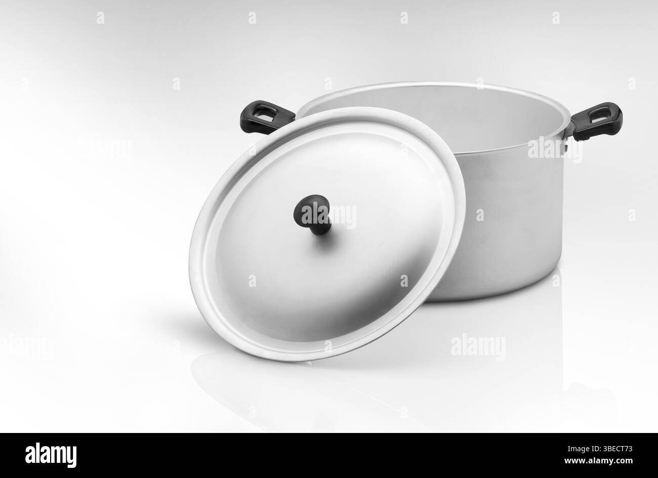 Una teglia da cucina su uno sfondo chiaro Foto Stock