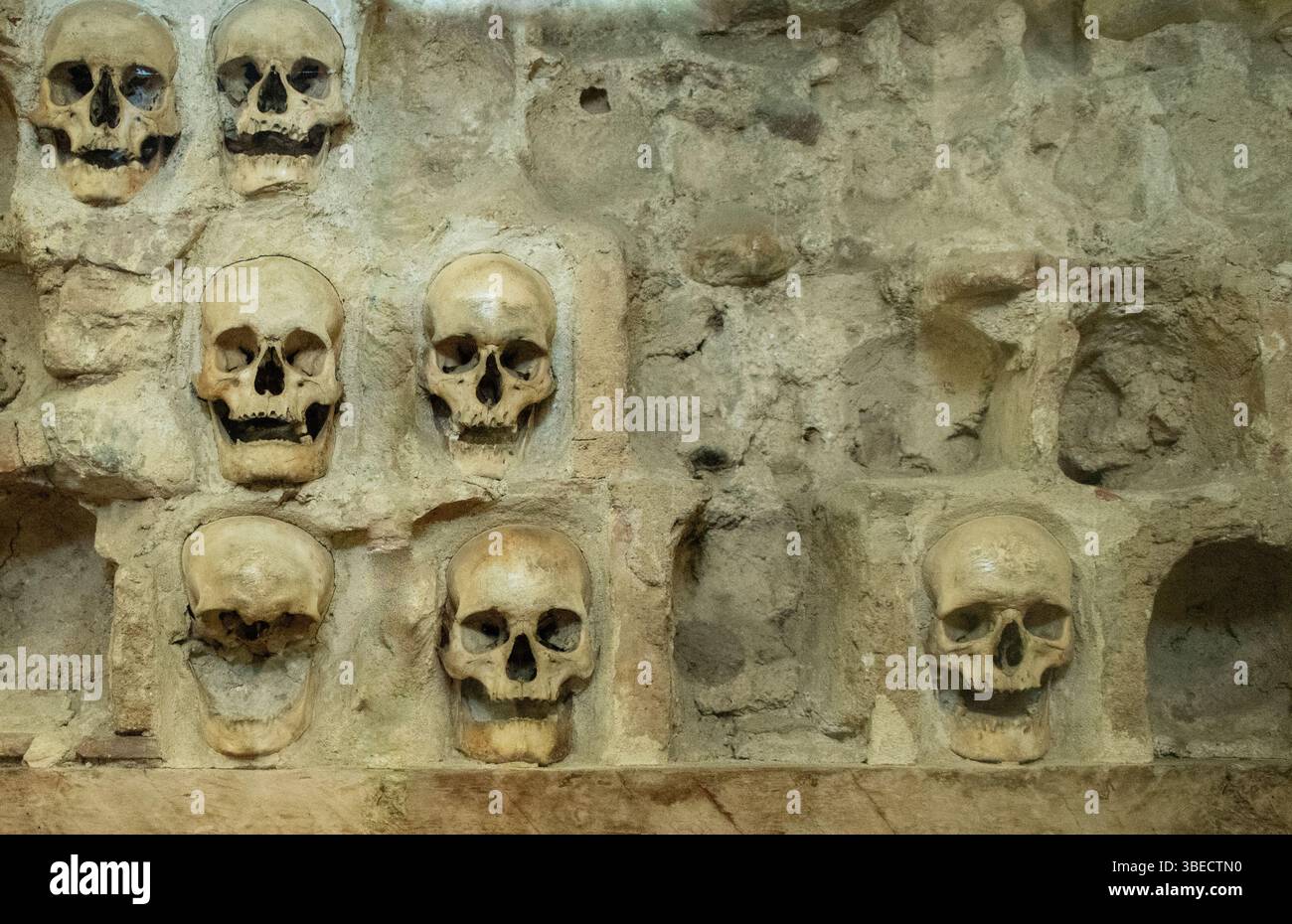 Cranio all'interno della Skull Tower di Nis, Serbia. Cranio umano. Foto Stock