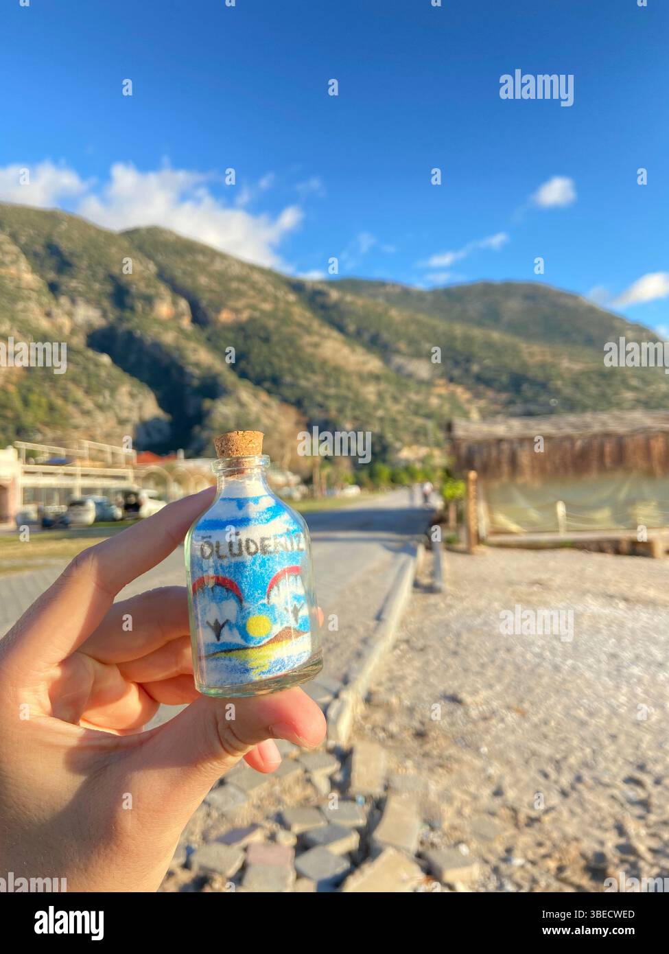 L'affascinante vista di Oludeniz a Fethiye, in Turchia. Acque turchesi, lussureggiante natura verde e un'atmosfera tranquilla. - Immagine stock catturata con smartphone