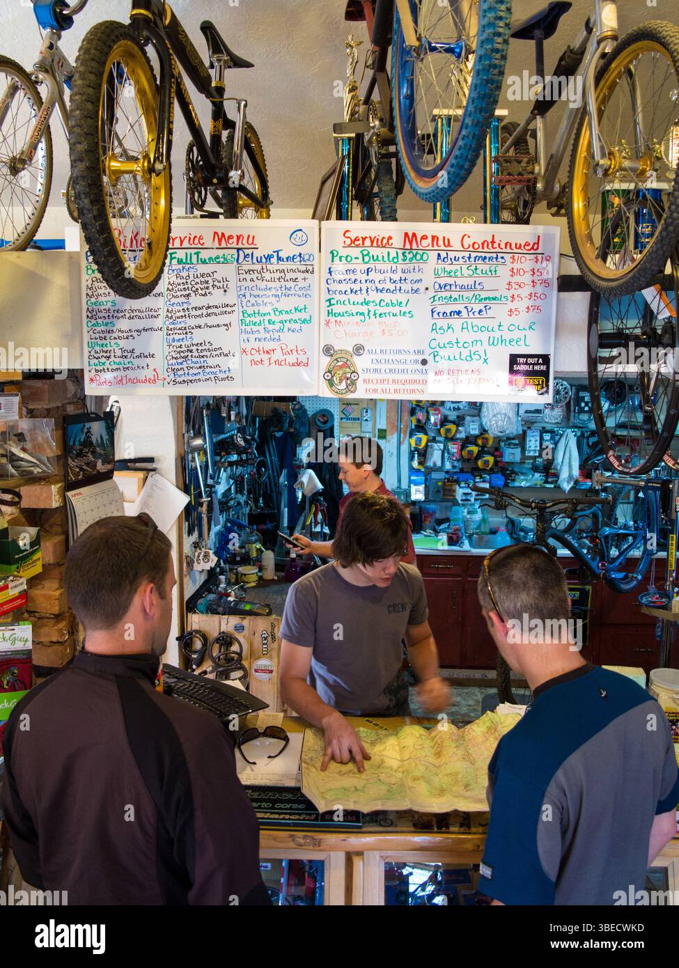 6 aprile 2012 - Hurricane, Utah, Stati Uniti - i motociclisti ricevono informazioni sulla mappa e sui percorsi presso il negozio di biciclette "Over the Edge Sports" di Hurricane. Il Gooseberry Mesa sl Foto Stock