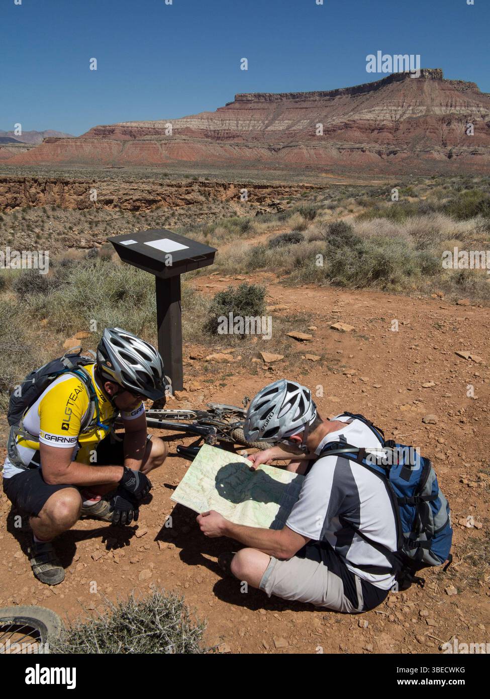 6 aprile 2012 - Hurricane, Utah, Stati Uniti - Mountain biker TIM LANE (R) fondatore dei cortometraggi Dirtbaggies controlla la mappa sul sentiero Hurricane Rim. Il Hurr Foto Stock
