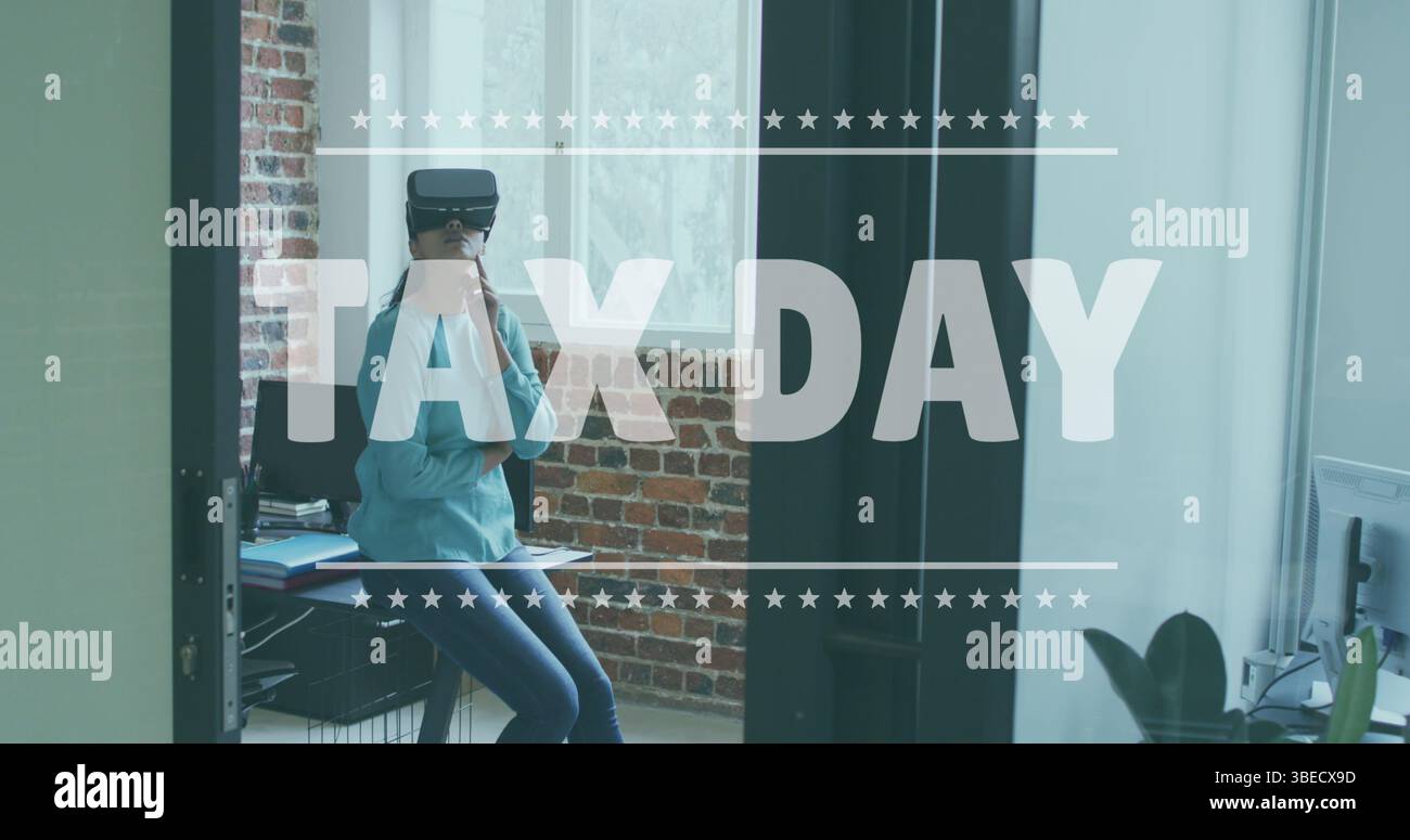 Banner di testo per il giorno delle tasse contro una donna indiana che indossa il visore vr in ufficio Foto Stock