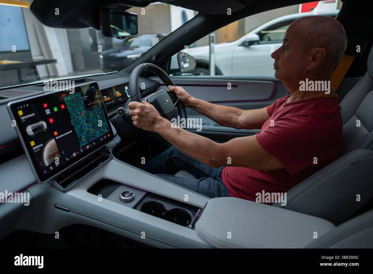 Volante Polestar 4, cabina di pilotaggio, abitacolo con guida a sinistra consociata di Volvo EV, con linee eleganti e finiture di fascia alta per auto sofisticate Foto Stock