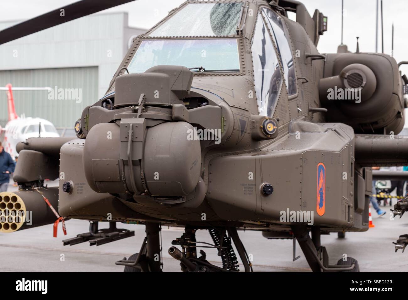 Norimberga, Germania - 25 maggio 2025: Primo piano di un elicottero Apache, che mostra le sue armi, la cabina di pilotaggio e il carrello di atterraggio su uno sfondo sfocato Foto Stock