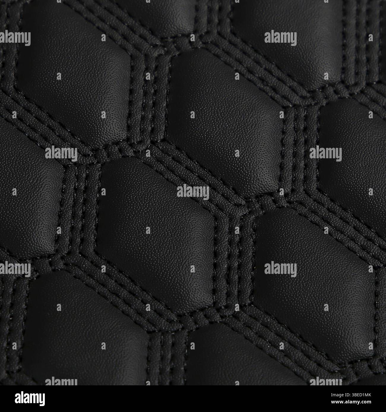 Texture di fondo in pelle nera con motivo quadrato e punto, macro Foto Stock