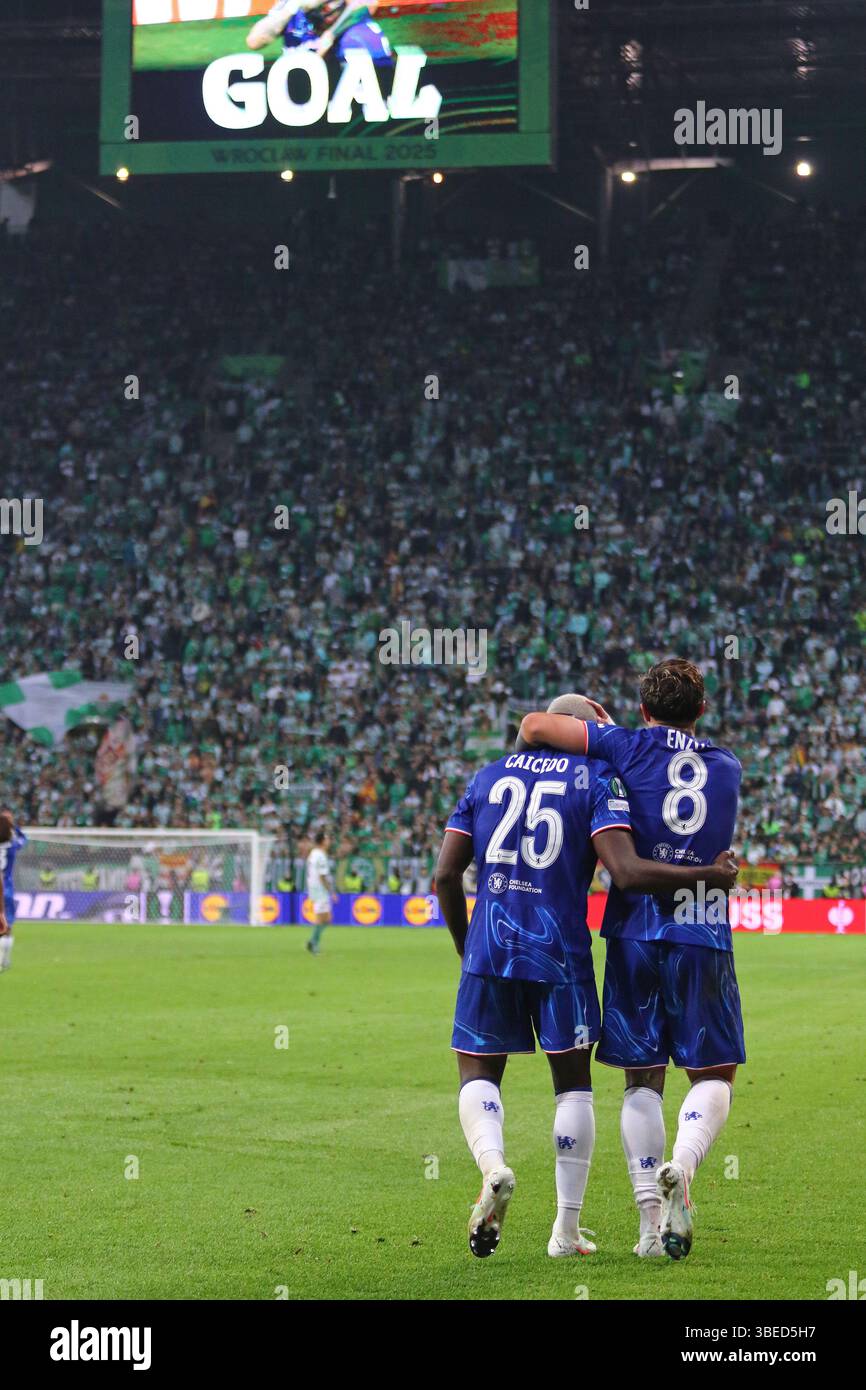 Breslavia, Polonia. 28 maggio 2025. Moises Caicedo (#25) e Enzo Fernandez (#8) del Chelsea festeggiano dopo aver segnato un gol durante la finale di UEFA Conference League contro il Real Betis allo Stadion Wroclaw, Polonia. Crediti: Oleksandr Prykhodko/Alamy Live News Foto Stock