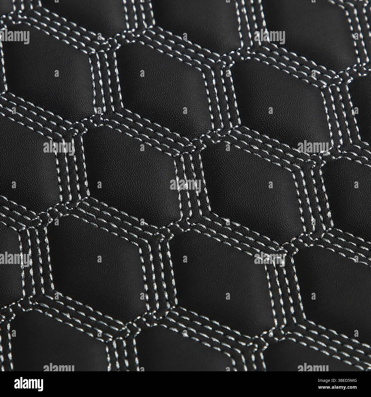 Texture di fondo in pelle nera con motivo quadrato e punto, macro Foto Stock
