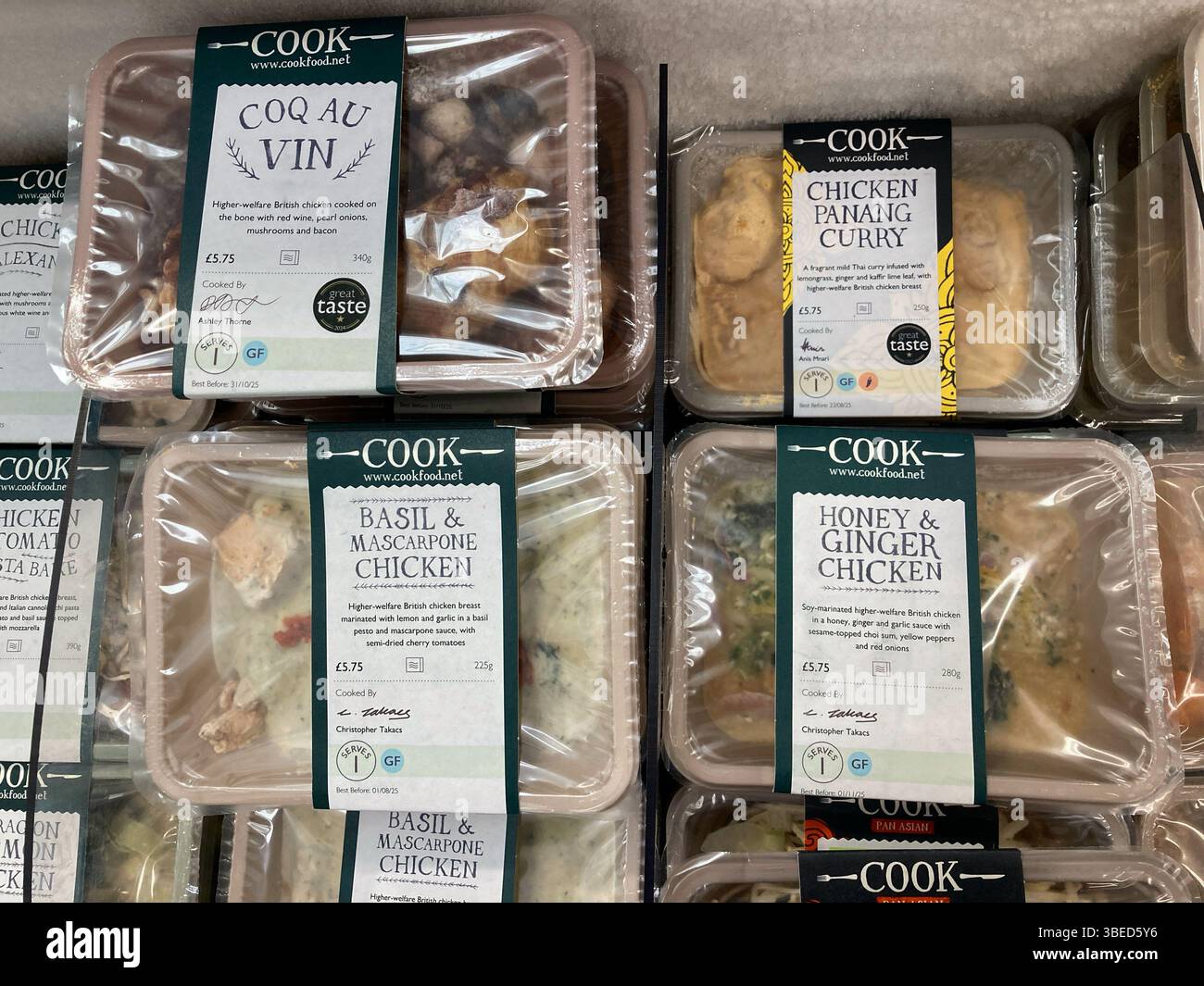Scelta di pasti pronti congelati individuali in vendita in un armadietto congelatore, Regno Unito Foto Stock
