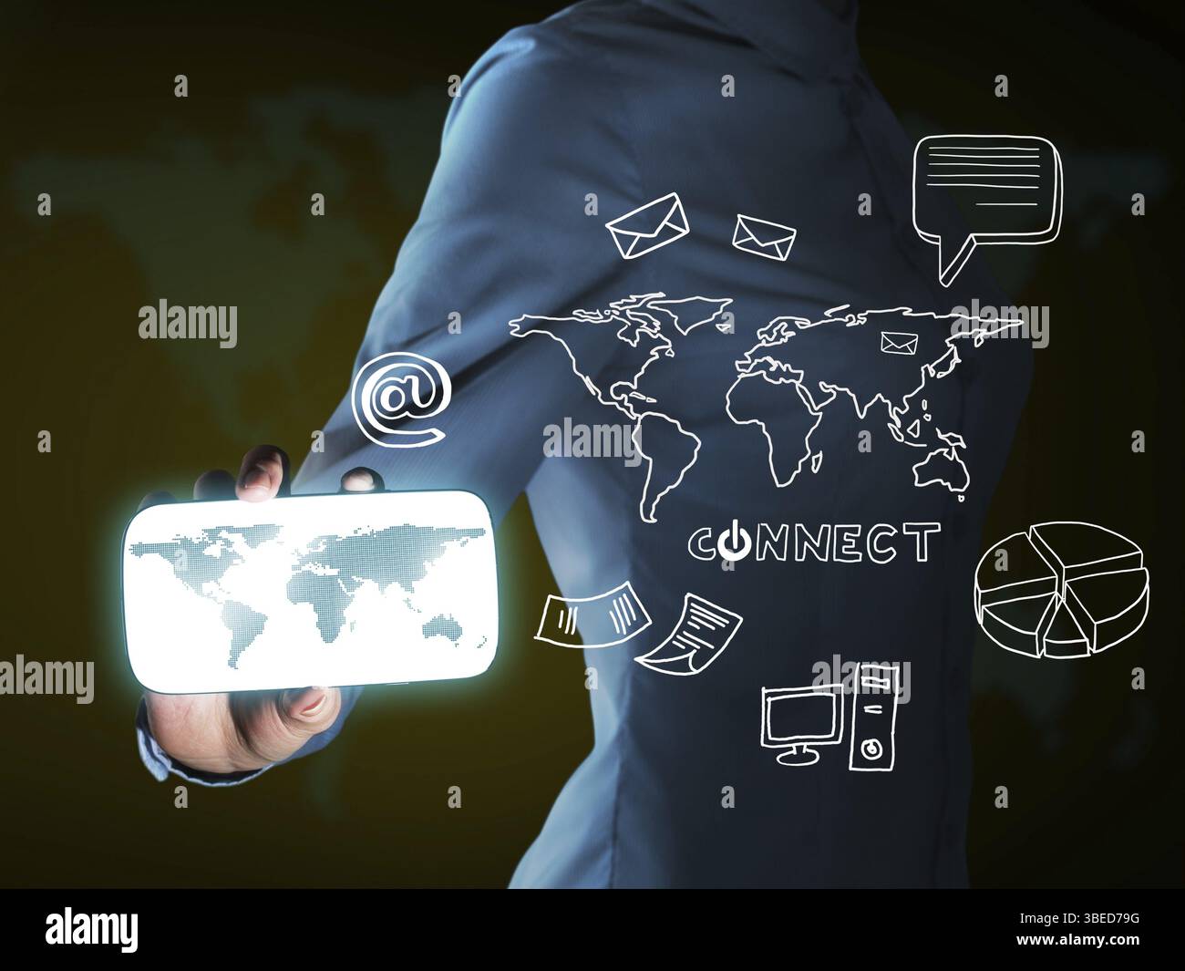 Vista ravvicinata di una donna d'affari che mostra lo smartphone come strumento per le aziende Foto Stock