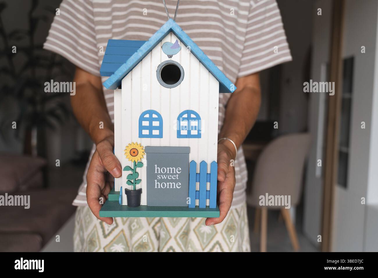Primo piano di una casa modello con un cartello Home Sweet Home, che rappresenta il comfort e la proprietà. Foto Stock