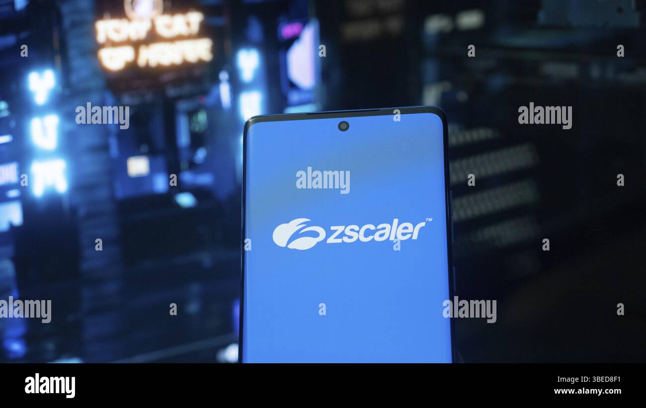 Dhaka, Bangladesh, 2 maggio 2025: Il logo Zscaler di una società americana di sicurezza delle informazioni basata sul cloud è visibile sullo schermo di un telefono cellulare Foto Stock