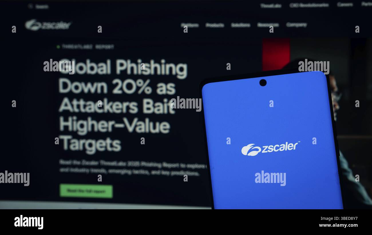 Smartphone con logo Zscaler sullo sfondo che enfatizza i dati di sicurezza informatica Foto Stock