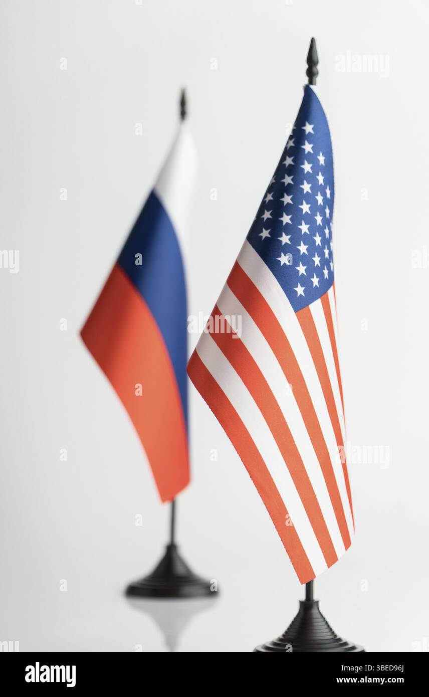 Bandiere degli Stati Uniti e la Russia su uno sfondo bianco isolato. Il concetto di politica Foto Stock