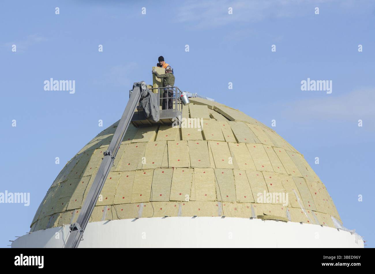 Solodniki, Russia - 13 Maggio 2015: la ricostruzione della chiesa della Madonna di Kazan nel villaggio Solodniki Regione di Astrakhan Foto Stock