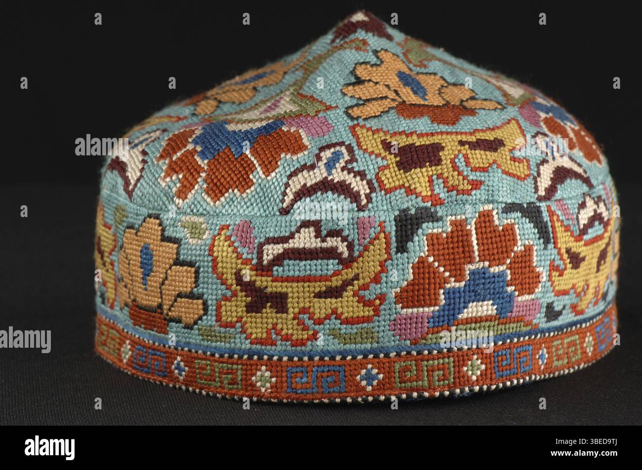 Colorato berretto asiatico tradizionale su sfondo scuro Foto Stock