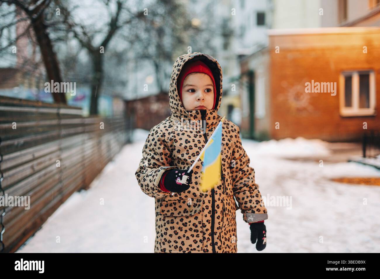 Ragazzo ucraino all'aperto a Poltava, Ucraina con bandiera del paese. Crisi dei rifugiati in Europa. Invasione dell'esercito russo, ferma la guerra. FullHD di alta qualità Foto Stock