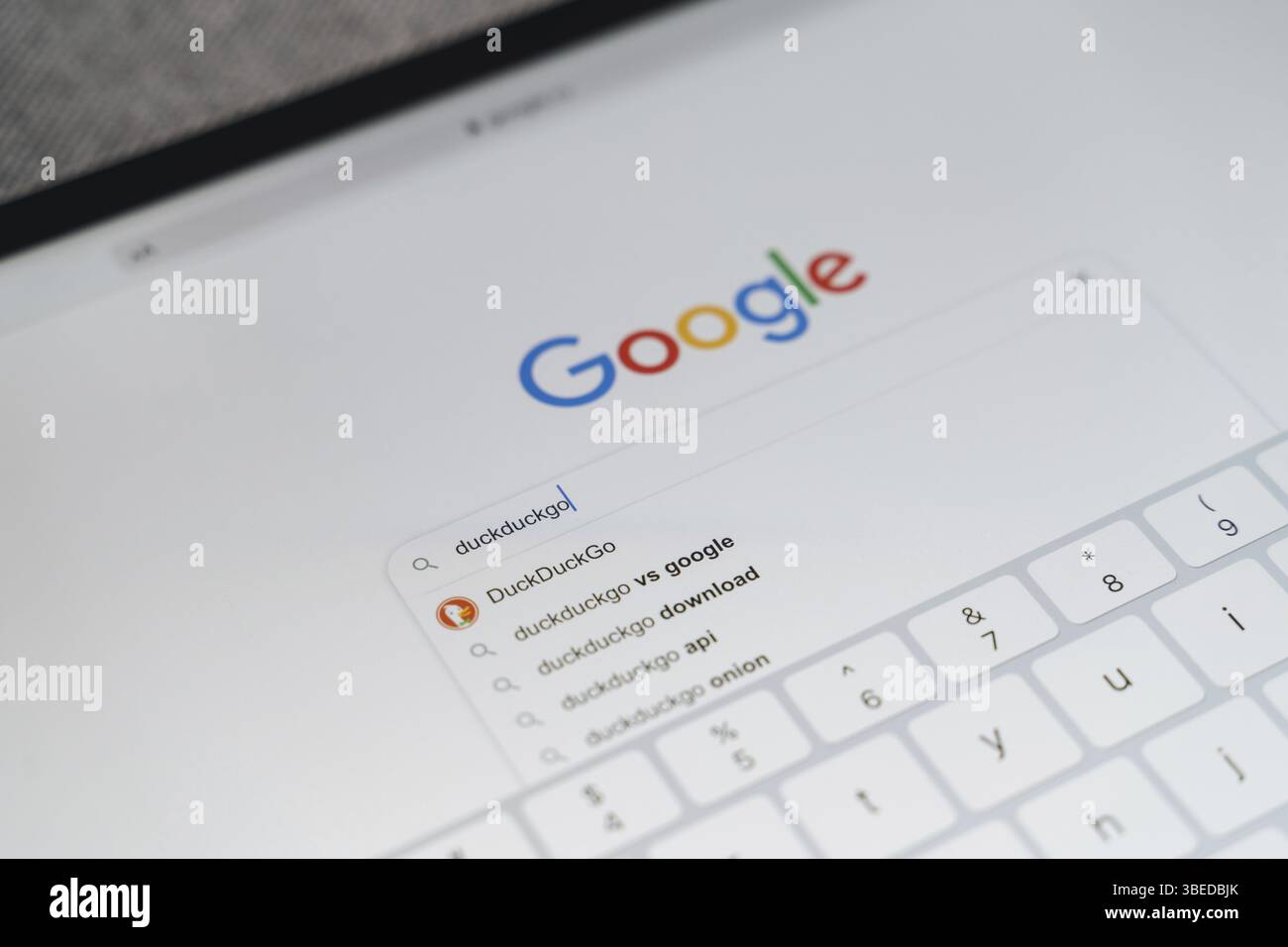 Poltava, Ucraina - gennaio 2021 Googling duckduckgo motore di ricerca per uso privato online. Sicurezza dei dati online. Riprese 4K di alta qualità Foto Stock