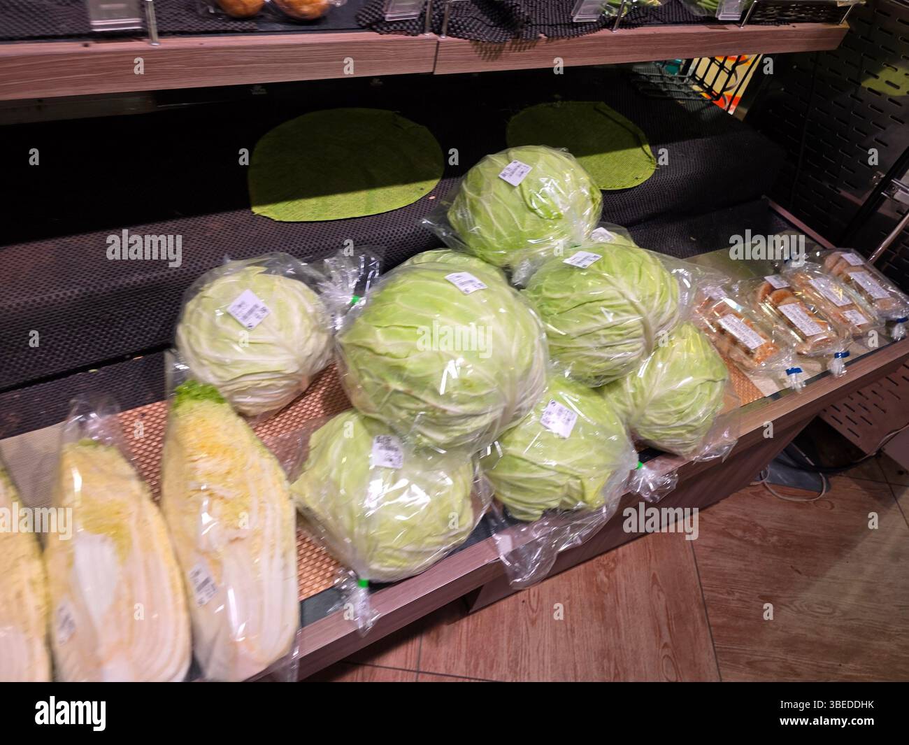 All'interno del negozio di alimentari Elm Shopping produce Chiba, Giappone Foto Stock