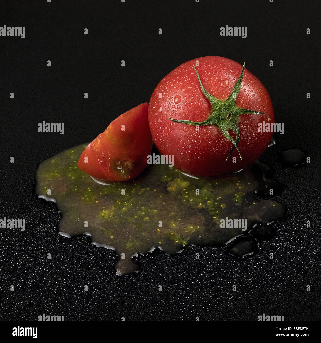 Pomodori freschi umidi su sfondo nero. pomodori a fette con polpa Foto Stock