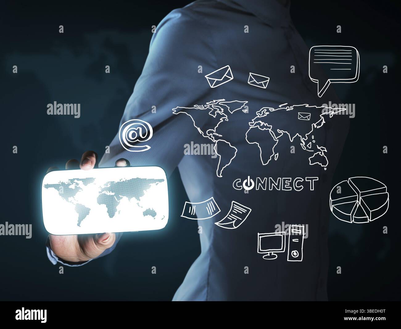 Vista ravvicinata di una donna d'affari che mostra lo smartphone come strumento per le aziende Foto Stock