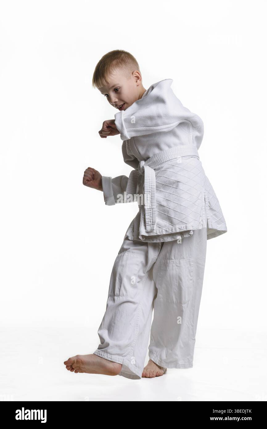 Ragazzo JUDO che pratica per fare una spazzata Foto Stock